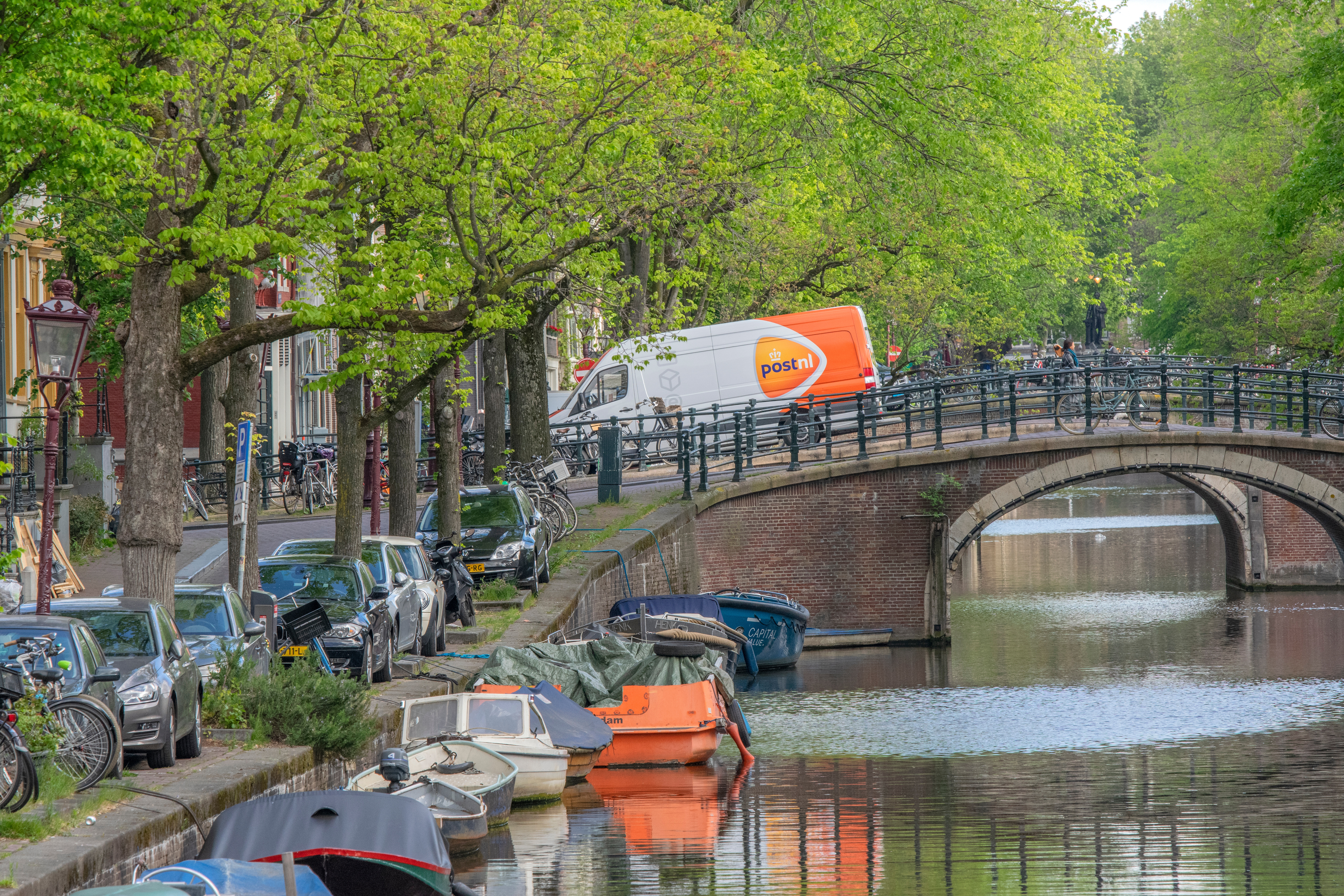 PostNL verdient minder aan post- en pakketbezorging en vraagt overheid om bij te springen